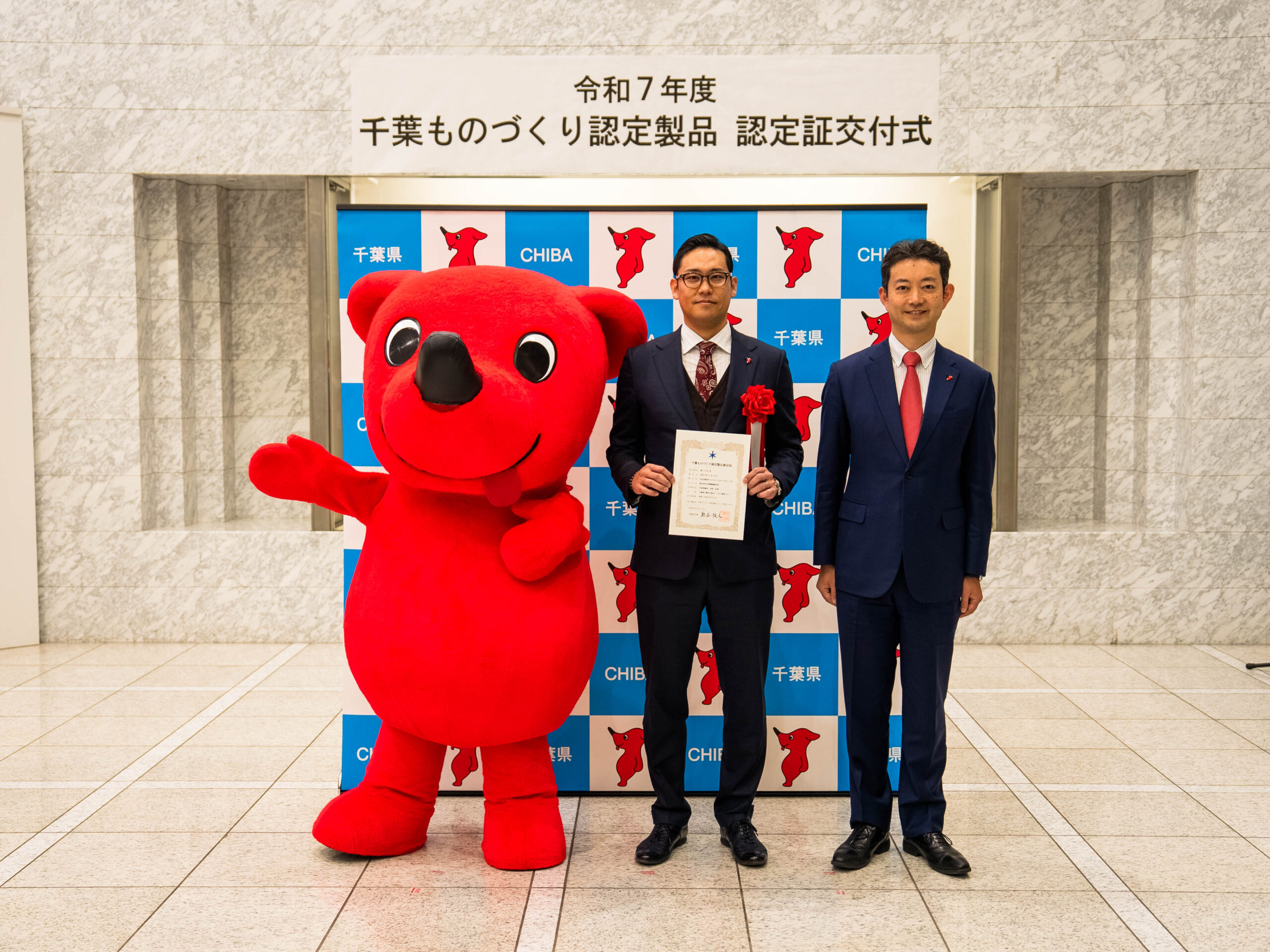 熊谷千葉県知事よりYSP-Rシリーズの認定証を授与される様子