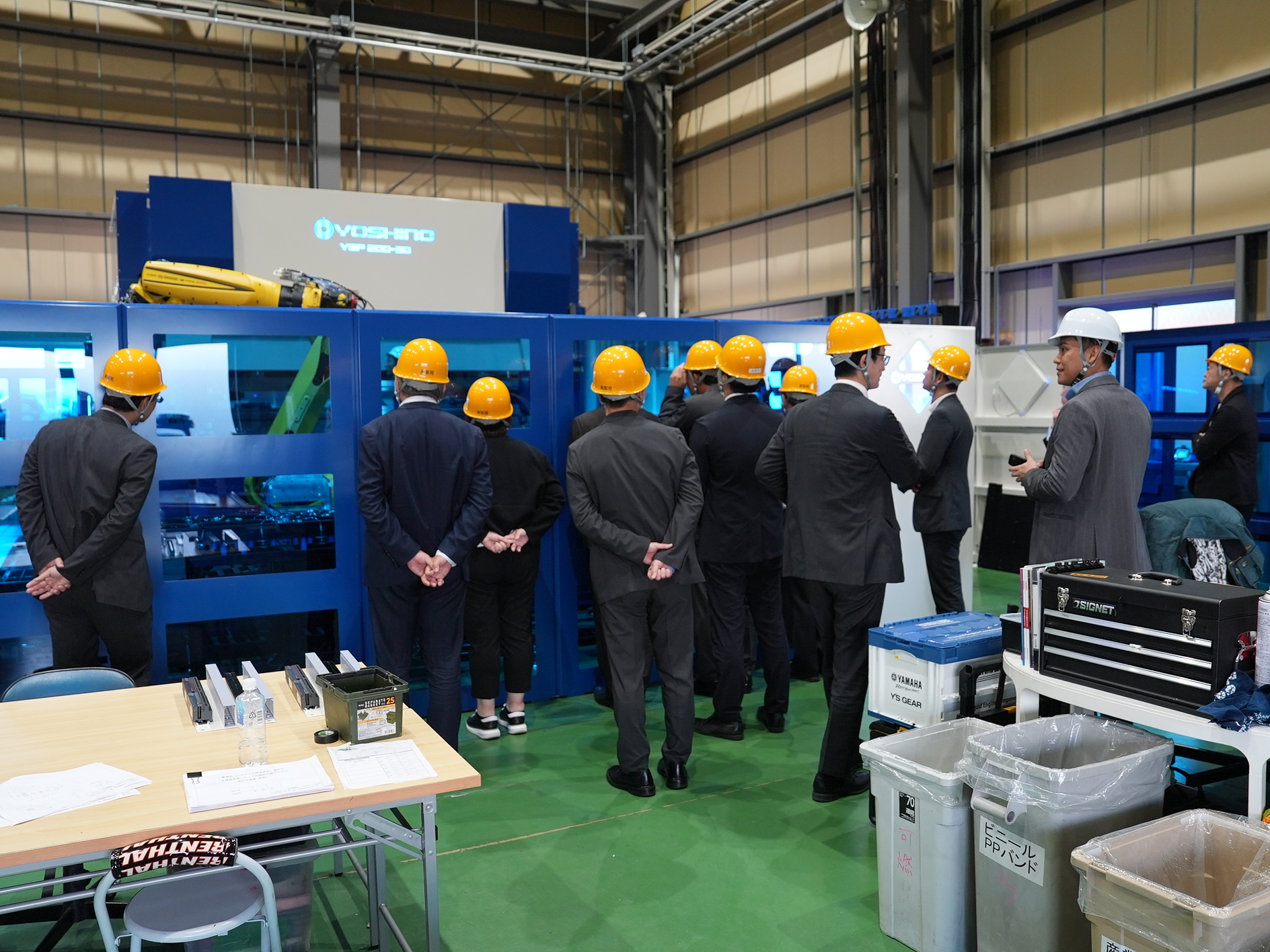 新製品「完全自動曲げシステム」をご紹介風景