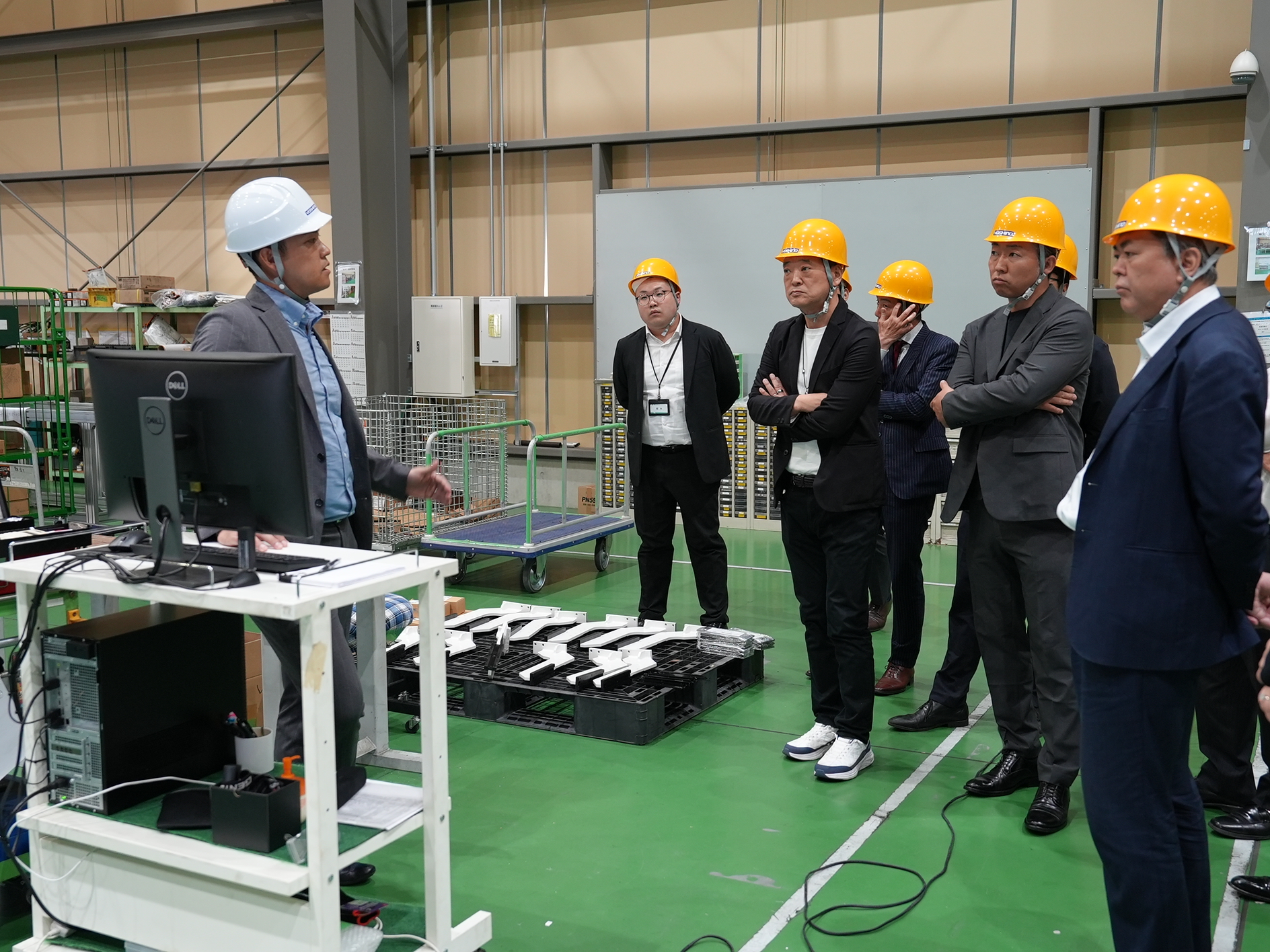 最新のデジタルツールを活用した製造現場の説明風景