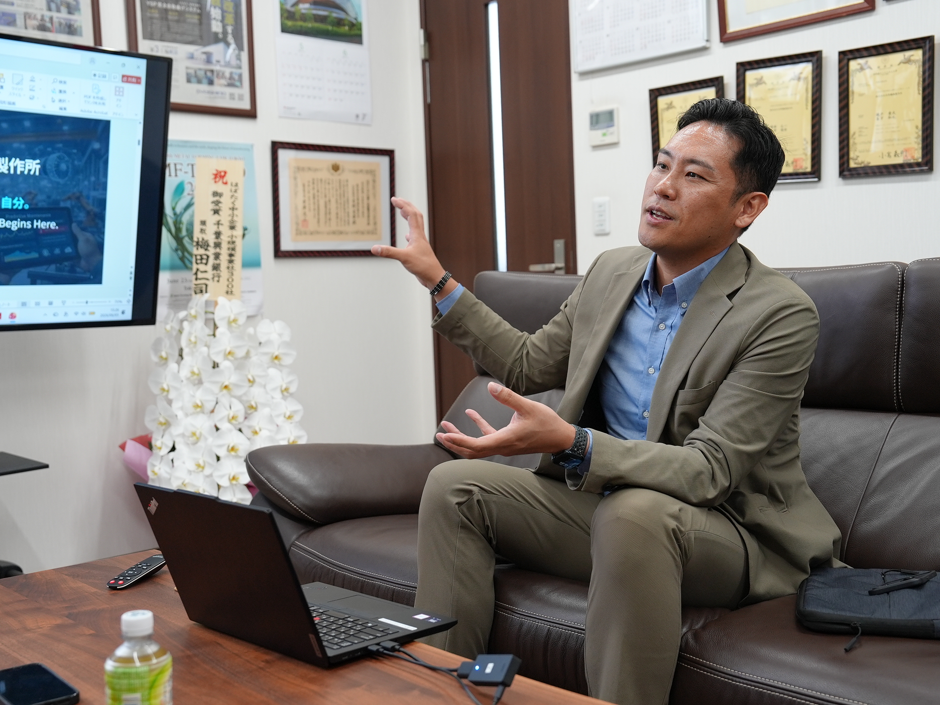 吉野社長が日刊工業新聞社様の取材を受けている様子①