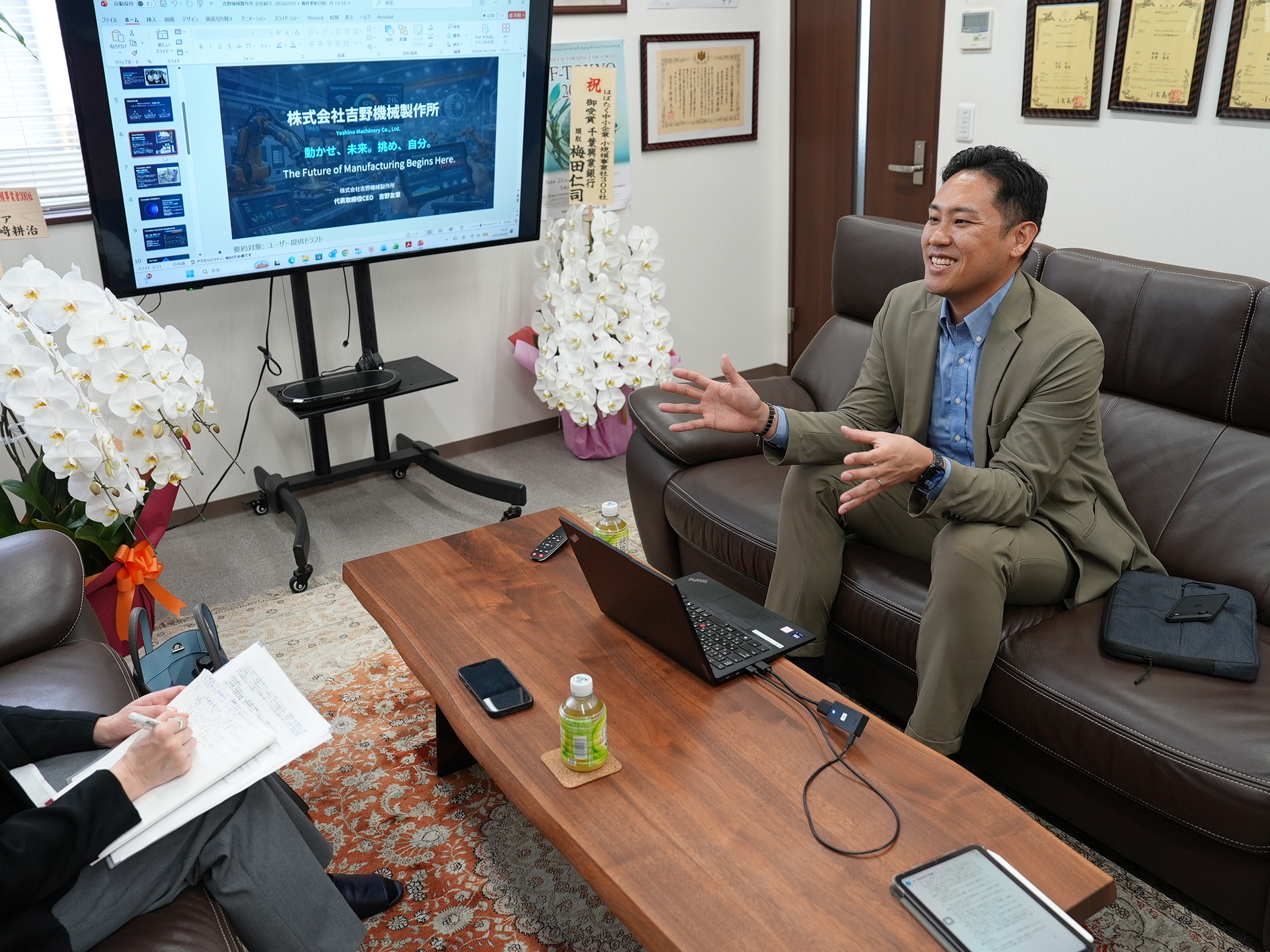 吉野社長が日刊工業新聞社様の取材を受けている様子②