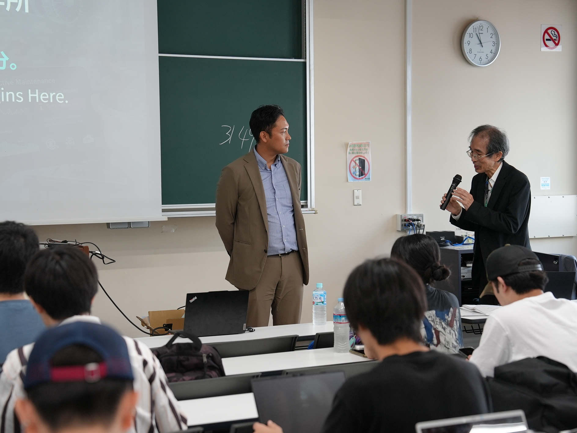 鈴木教授が吉野社長を紹介する風景