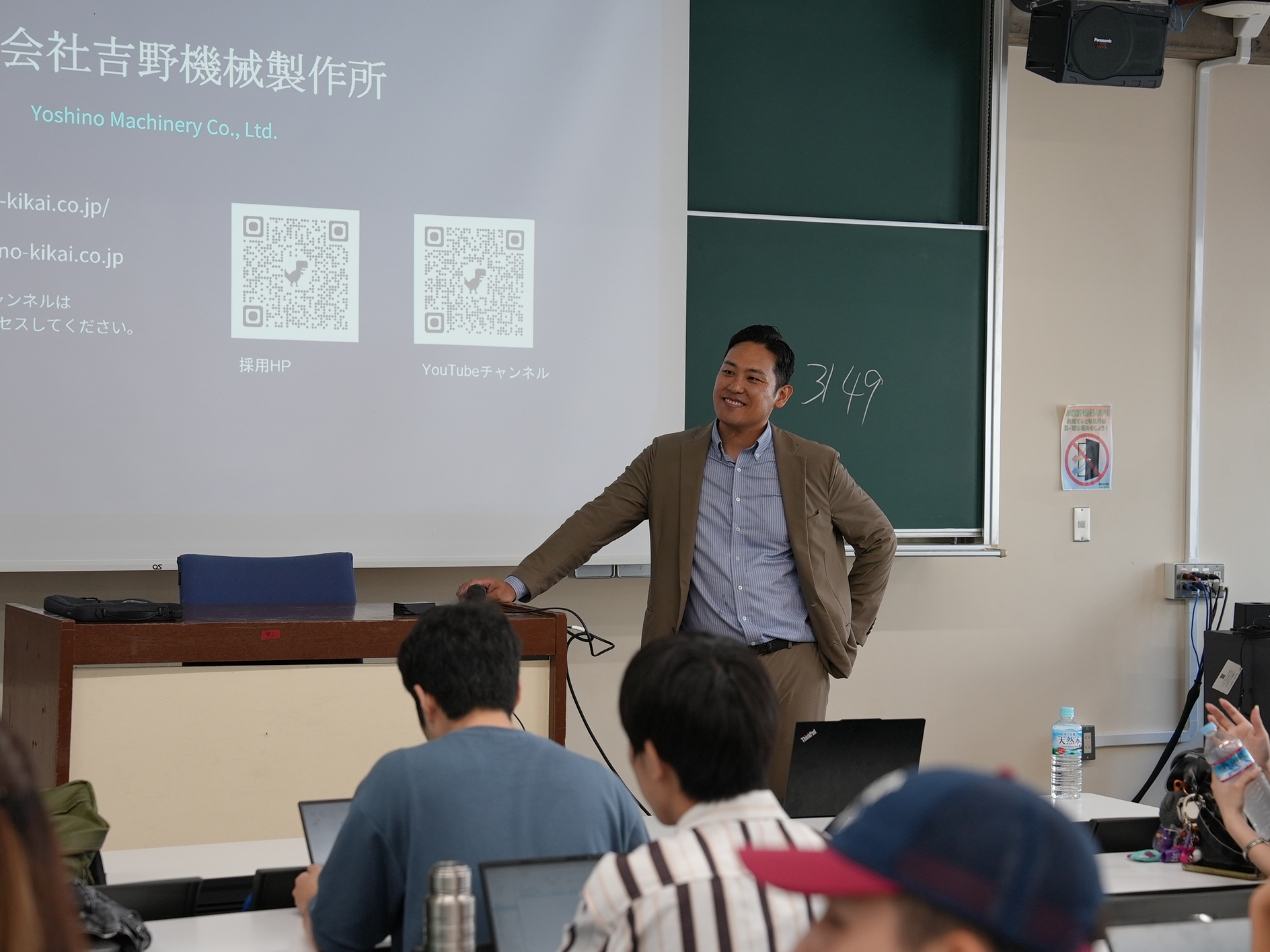 終始リラックスしたムードで講演をしている吉野社長