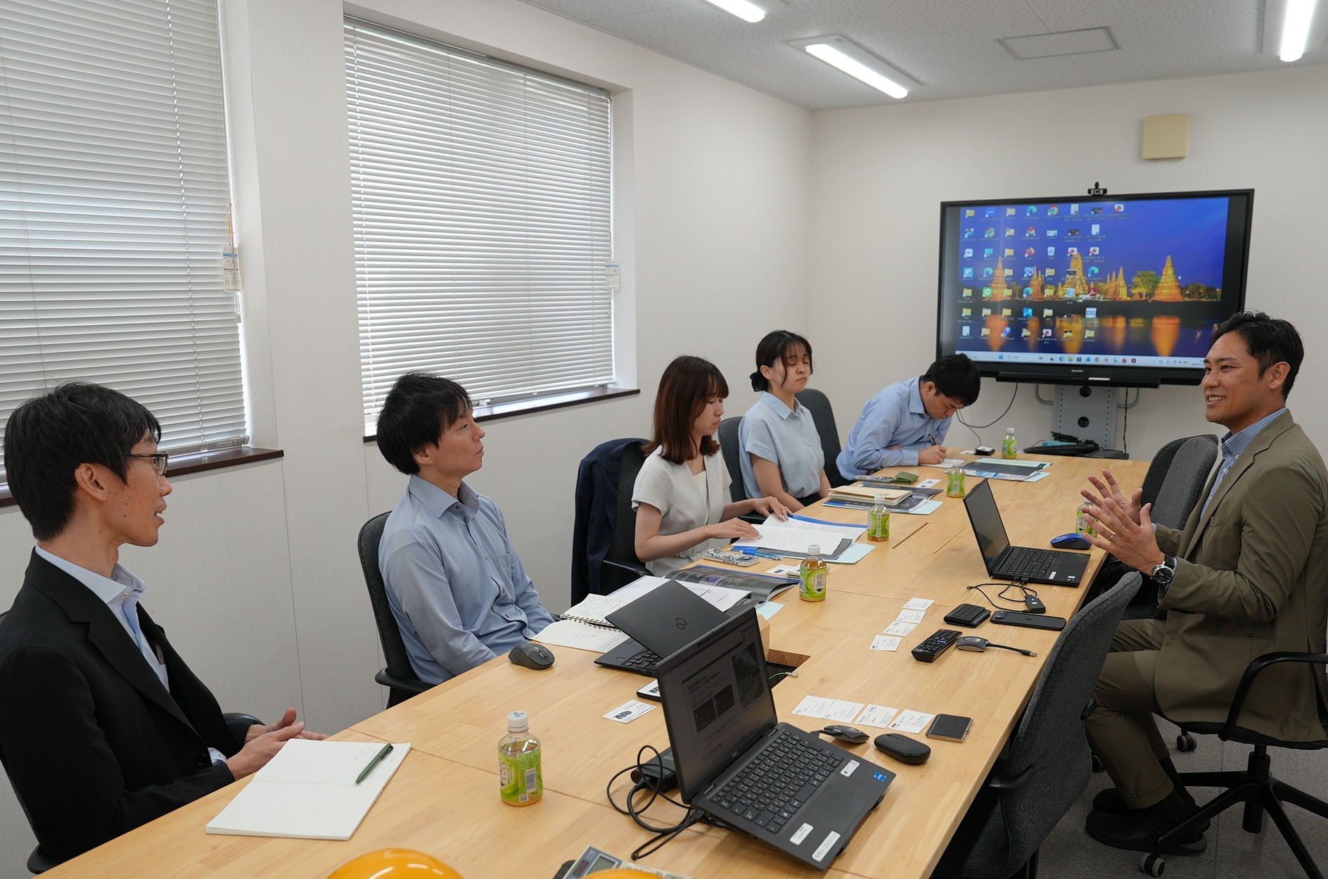 会社概要や最新プロダクト、今後の展望等を説明する吉野社長