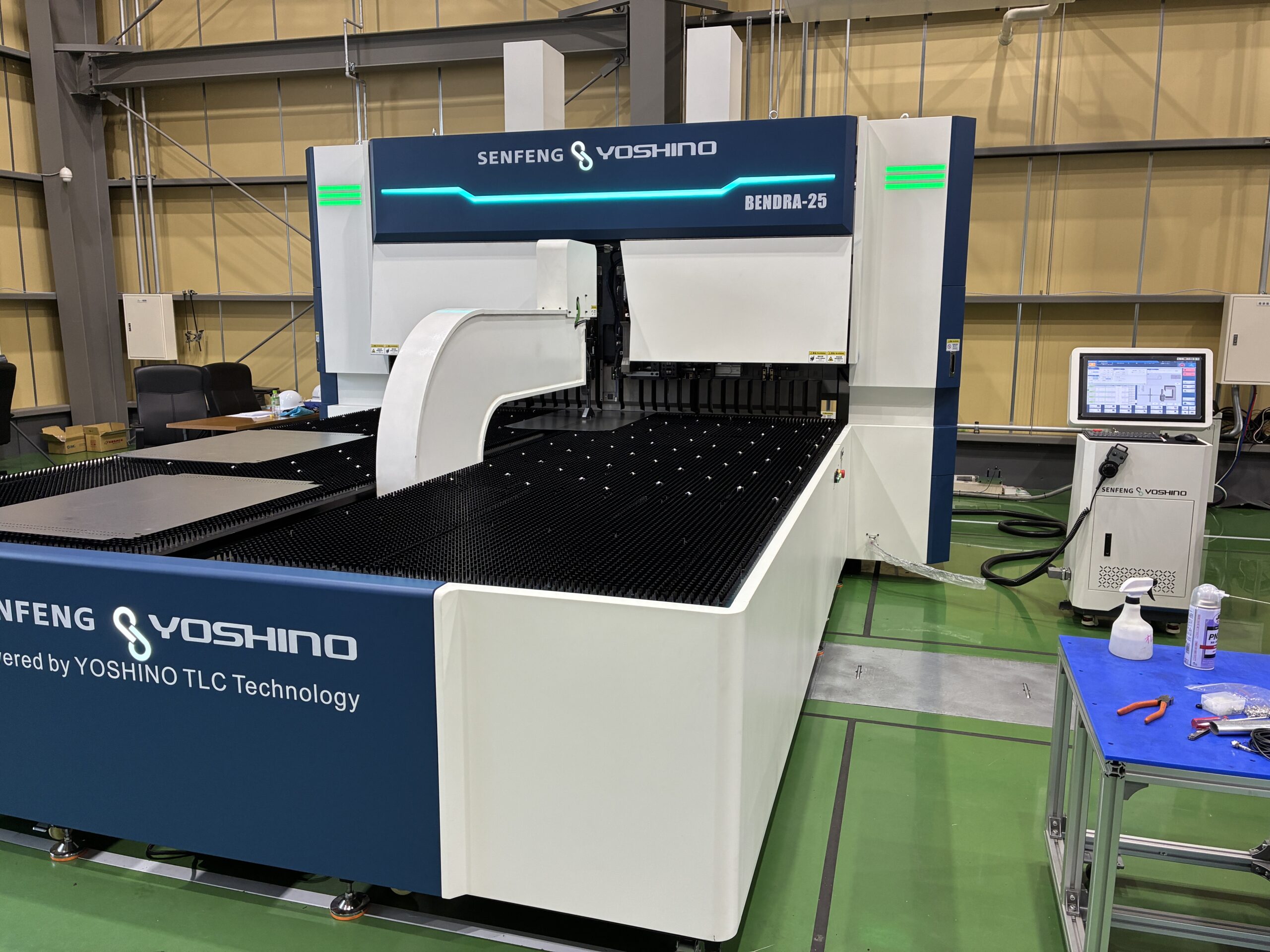 センフェンと共同開発した汎用性の高いパネルベンダー『BENDRA-25』