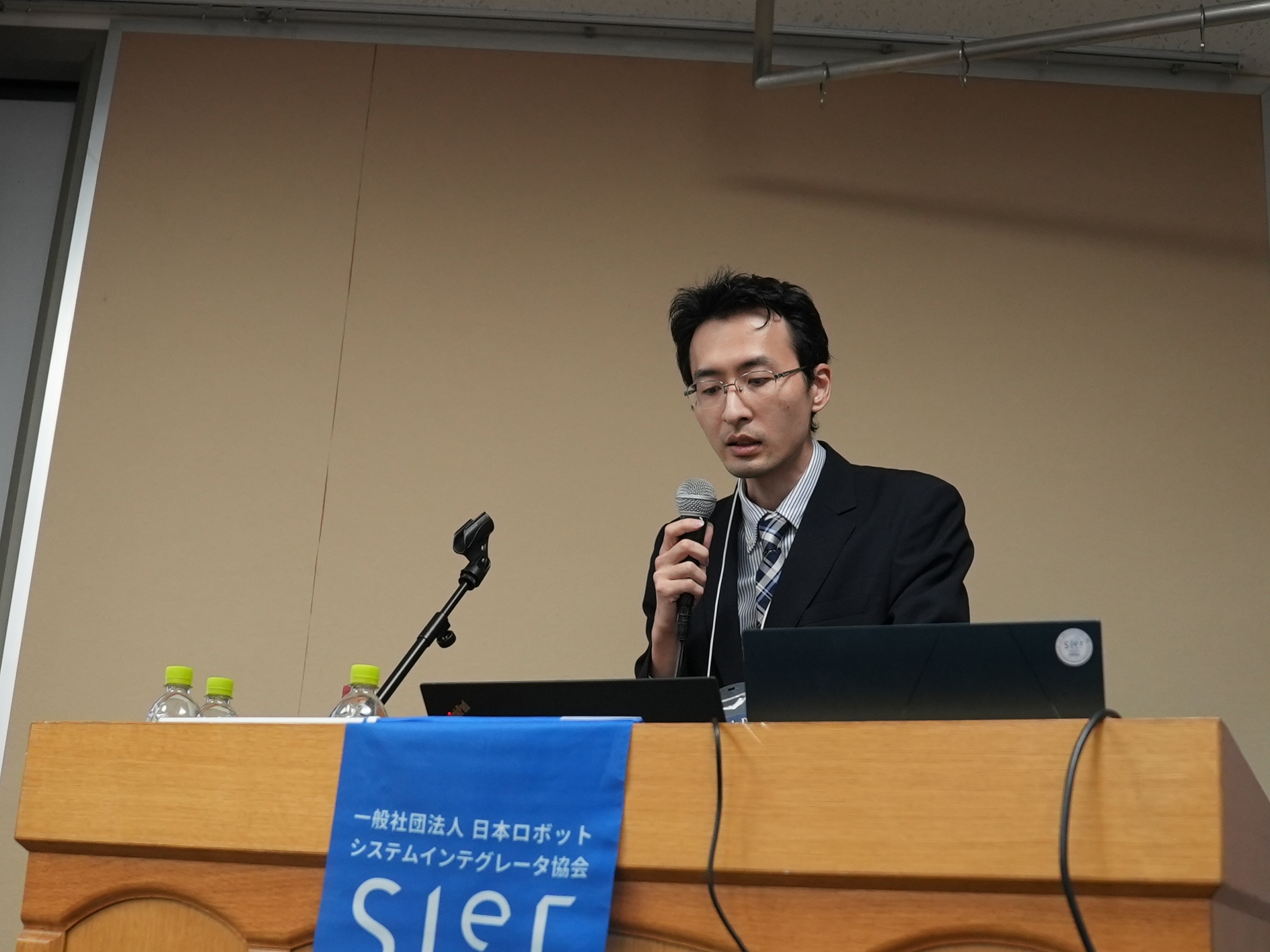 SIer’s Day in 関東(ちば)で世界初のロボット技術について説明する当社若手エンジニア